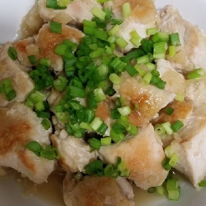 ワンパターンになりがちな鶏もも肉ですが、みぞれ煮いいですね(^^)d大根の汁まで使って、さっぱりして美味しかったです(*^-^*)